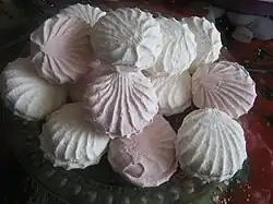 Clamshell design with mixture of pink and white zefir